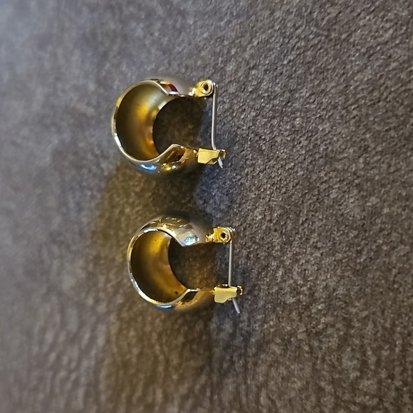 3/$30 VTG Chunky Goldtone Nautical Huggie Hoop Earrings - Picture 4 of 4